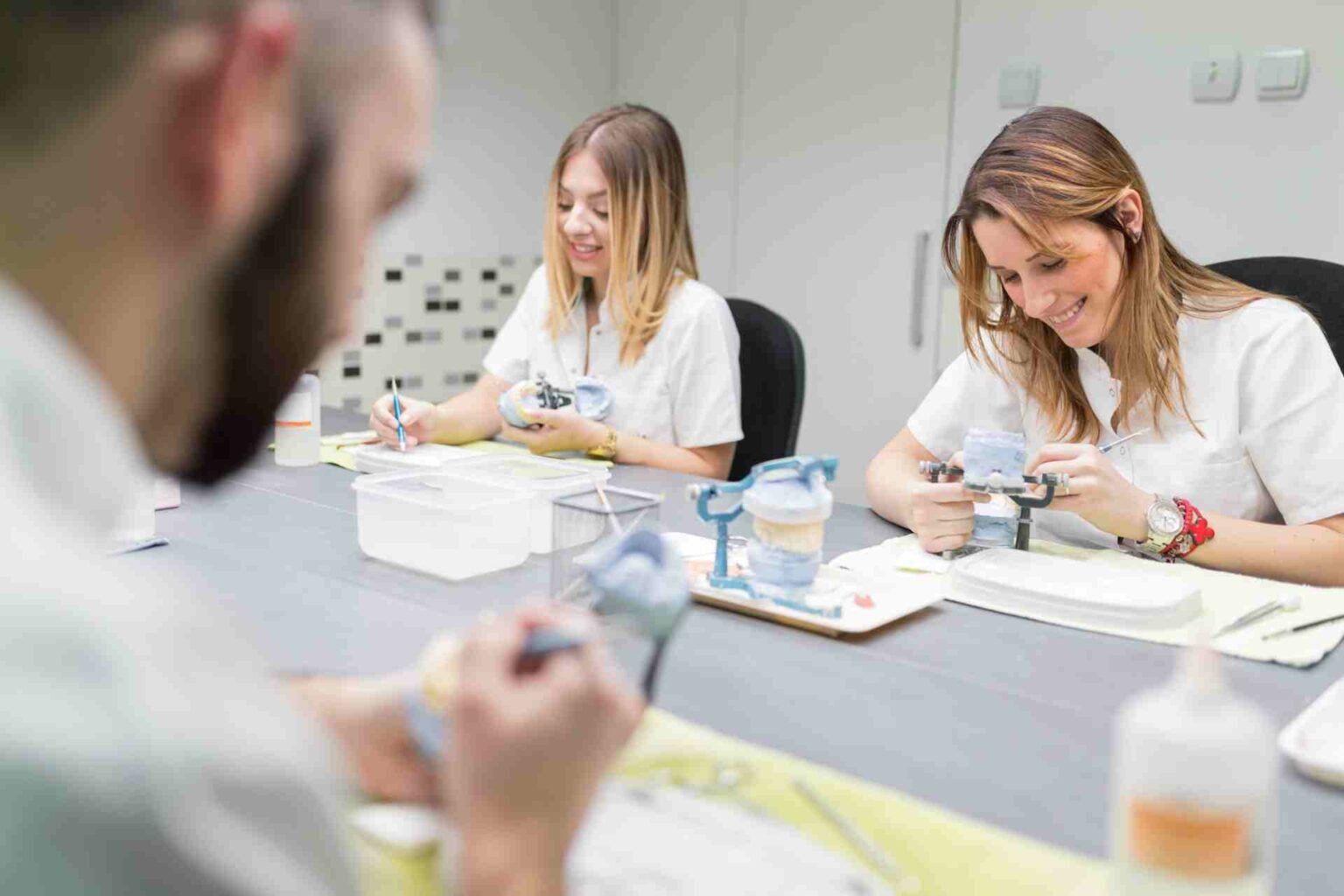 How To a Dental Lab Technician?